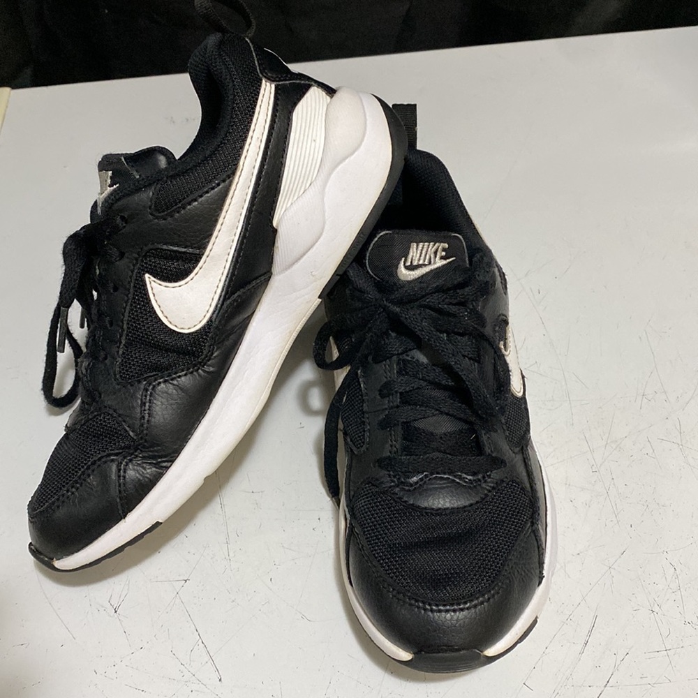 Nike black and white boys sneakers size 5Y